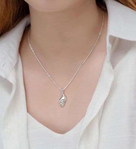 925 Sterling Silver Hand Crafted Shell Pendant & Chain