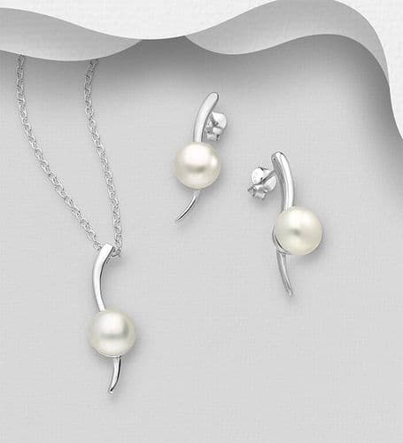 925 Sterling Silver Push-Back/Stud Earrings and Pendant & chain Jewellry Set, Decorated With Pearls
