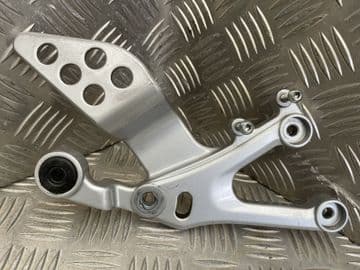 2014 YAMAHA YZF-R 125 RIGHT HAND FOOTREST HANGER