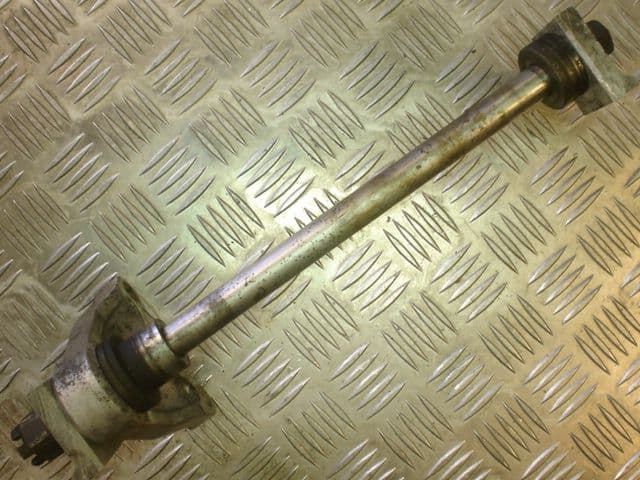 SPINDLE, FOR REAR WHEEL