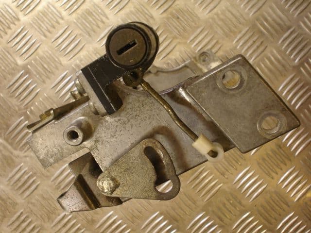 SUPPORT FRAME FOR REAR SEAT LOCK
