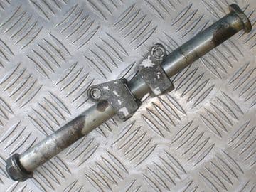 WHEEL SPINDLE, REAR