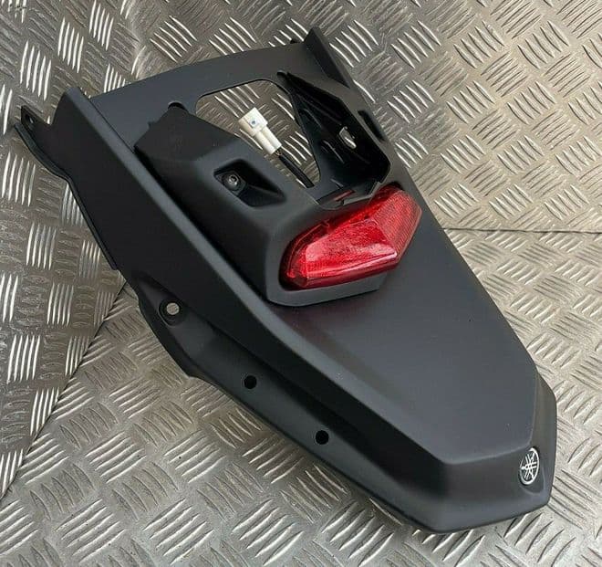 YAMAHA MT125 REAR LIGHT & HOLDER