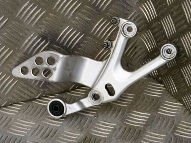 YAMAHA YZF R125 FRONT RIGHT FOOTREST HANGAR