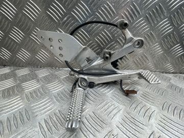 YAMAHA YZF-R6 98-02, 5EB, FRONT RIGHT FOOTREST & HANGER