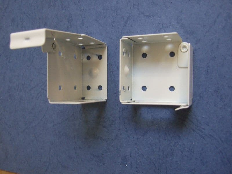1 PAIR BOX BRACKETS FOR 44MM X 44MM TOP BOX CREAM