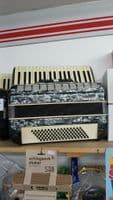 Pre-owned Parrot 96-Bass Accordion
