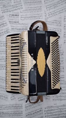 Pre-owned Sonola 120-Bass Accordion