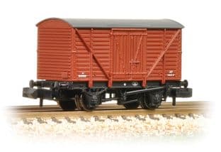 373-726C 10 Ton Insulated Van Planked Sides BR Bauxite (Late)