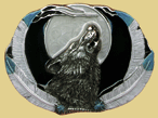 HOWLING WOLF, FEATHERS & MOON - BELT BUCKLE + display stand
