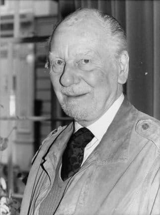 John Gielgud Celebrates 82nd Birthday Vintage 8x6 Press Photo