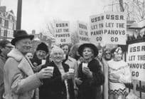John Gielgud Toasting Soviet Ballet Kensington Palace Press Photo
