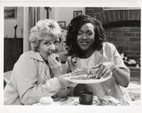 Lynne Perrie Lisa Lewis Coronation Street Cake 10x8 TV Press Photo
