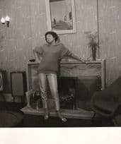 Shirley Bassey By Fireplace Vintage 9x7 Old Press Photo