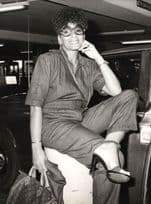 Shirley Bassey Heathrow Airport Luggage Control Delay 1980 Funny Press Photo