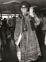 Shirley Bassey in Amazing Fashion at Heathrow Airport 1980 Large Press Photo