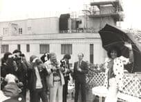 Shirley Bassey & London Paparazzi Old Cameras 1982 Live Tour Large Press Photo