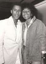 Shirley Bassey & Zoology Son Mark Novak Heathrow Airport to Switzerland 1982 Press Photo