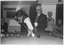 Snooker Referee Watches Willie Thorne Pub Game Press Photo