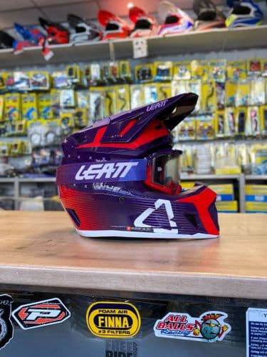 LEATT 7.5 V24 SUNDOWN HELMET WITH FREE 4.5 GOGGLES
