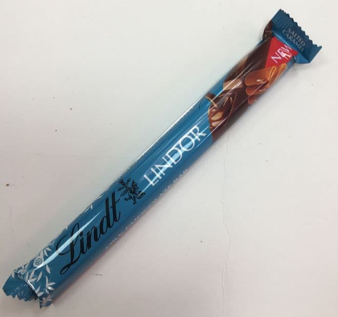 Lindt Lindor Milk Salted Caramel Chocolate Bar 38g