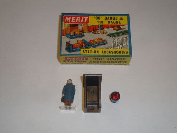 Merit 5034 Fog-Man, Hut and Brazier