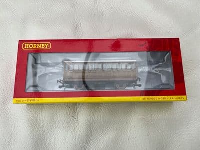 New Hornby R40104A - 'OO' GAUGE GNR 3rd Class 4 Wheel Coach N0.1505 with lights