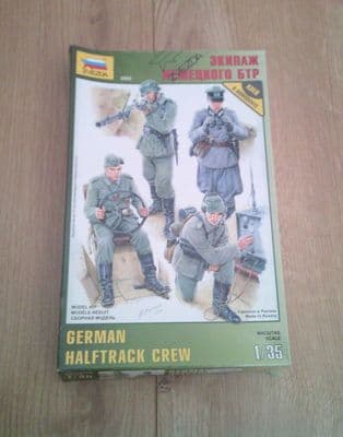 W Zvezda Model Kit 3585 - German Halftrack Crew - 1/35 - Parts Sealed