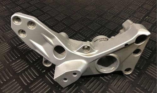 Soporte Derecho Estribera Escape Bmw C600 y C650 Sport de 2011 a 2020