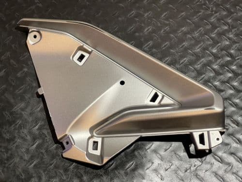 Tapa Derecha Contraescudo Gris Mate Honda Forza 125 y 300 K0B 2019 a 2020