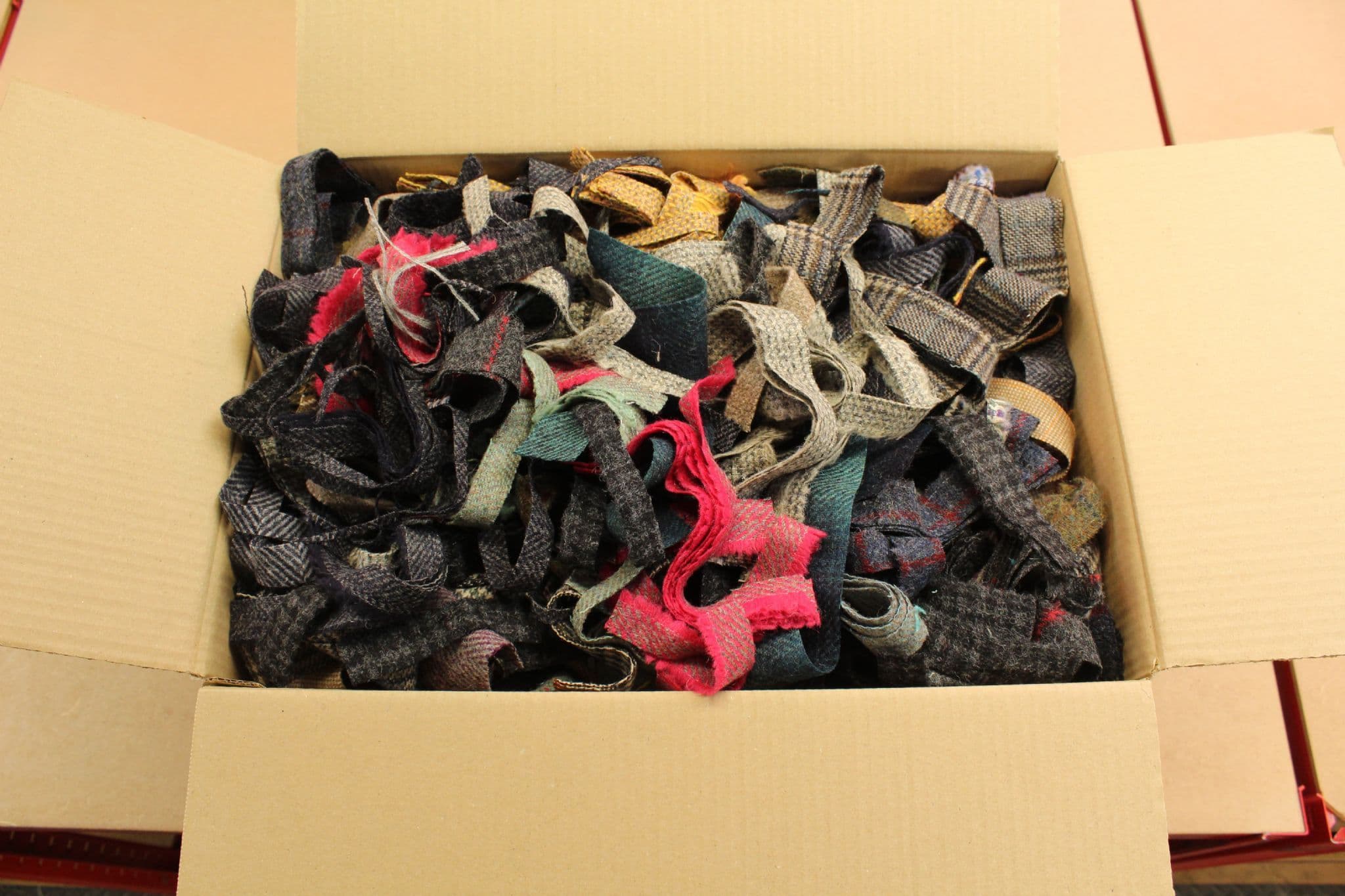 5Kg approx 40 ltr Quality Yorkshire Tweed 100 Wool Scraps/trim suitable ...