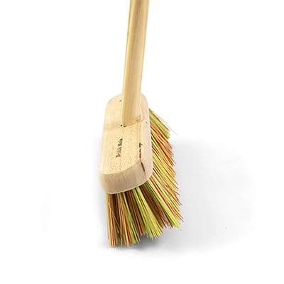 HILLBRUSH MEDIUM RIO SWEEPING BROOM WITH HANDLE