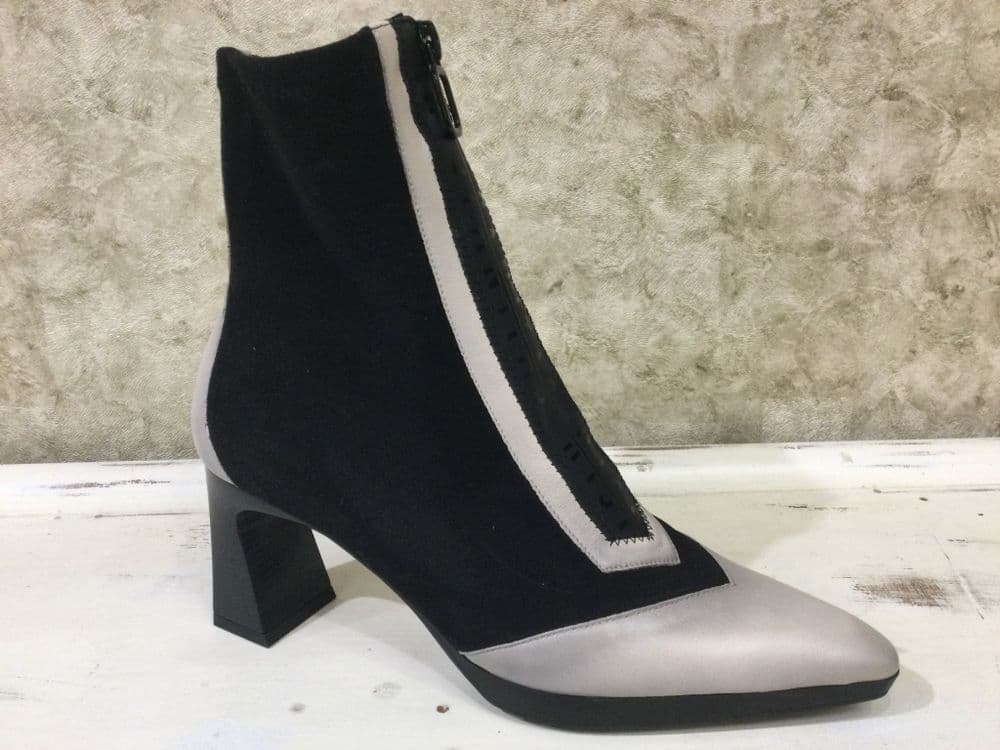 Hispanitas HI254186 Black & Stone Heeled Ankle Boot