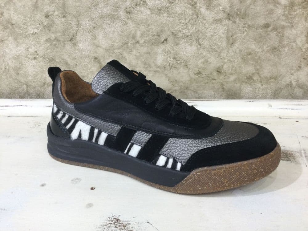 Modella Jade Black & Zebra Trainer