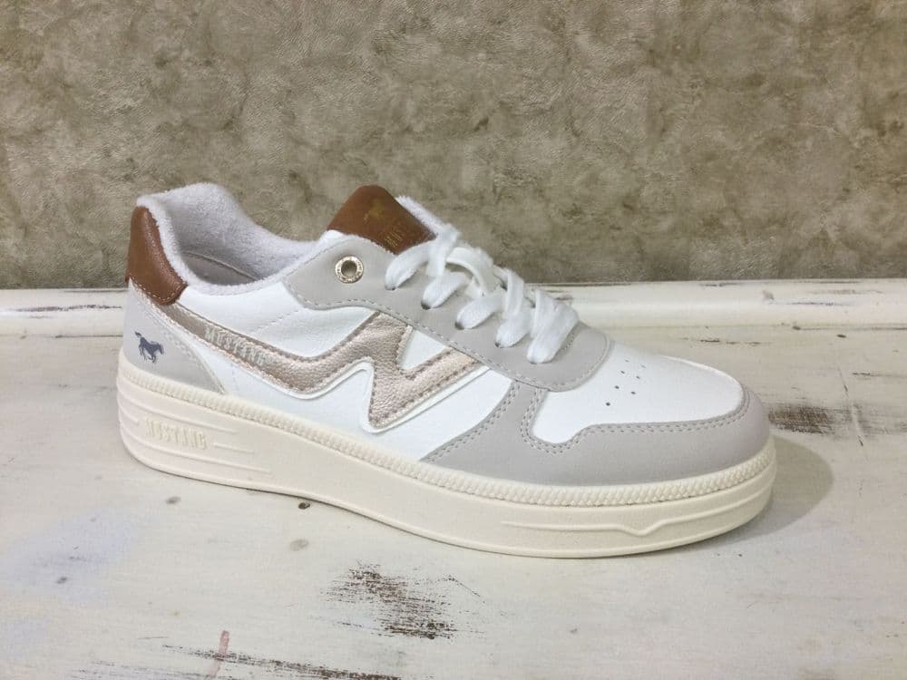 Mustang 26M0592003 Tan and White Chunky Trainer with Champagne Details