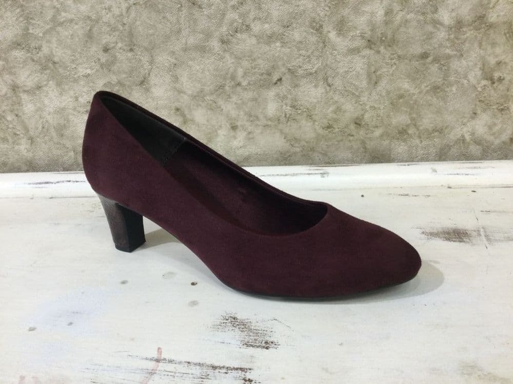 Tamaris 22418-41 584 Burgundy Suede Effect Low Heel Court