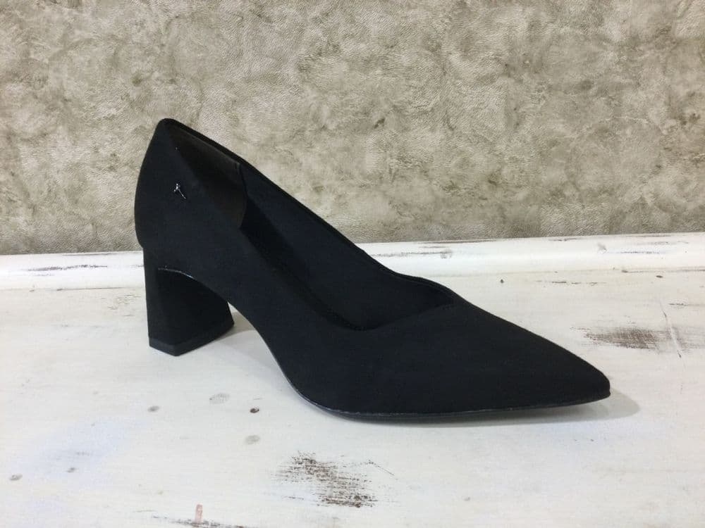 Tamaris 22453-45 001Black Suede Block Heel Shoe