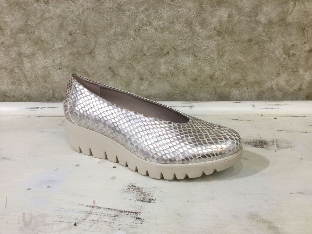 Wonders C33100 Gold Skin Wedge Shoe