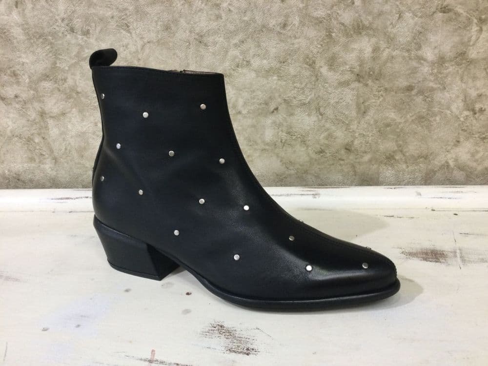 Wonders D-2002 Black/Silver Studs Low Heeled Zip Up Ankle Boot