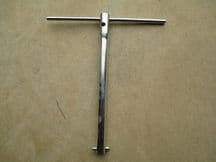 Extension handle for spark plug socket