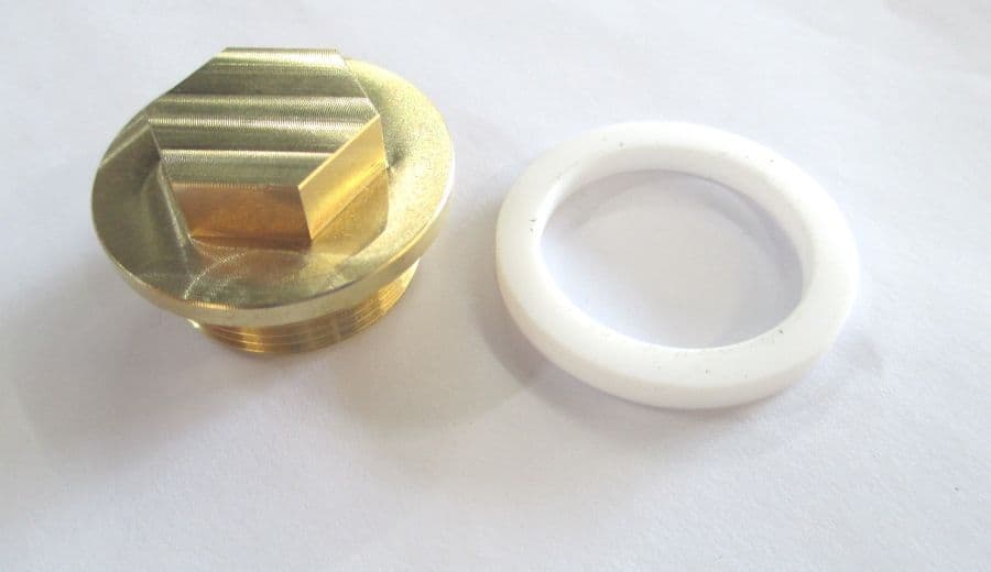 Fuel tank plug with gasket