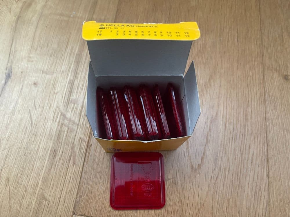 BOX OF 10 GENUINE HELLA REFLECTORS 9EL964290001