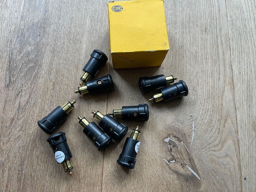JOB LOT FULL BOX 10 GENUINE HELLA 8JA002 262001 Connector Accessory Plug 24V 18A