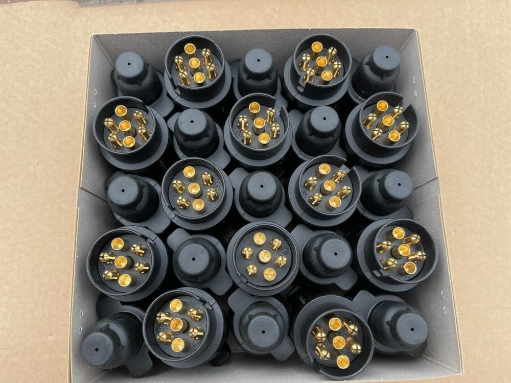 JOB LOT OF FULL BOX 25 GENUINE HELLA TRAILER PLUGS 12N 7 PIN PLASTIC