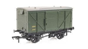 Bachmann 37-806A ex-LMS 12T Planked Ventilated Van, Army Green Livery