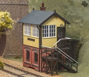 Peco LK715 Lineside Signal Box Kit, Brick Base