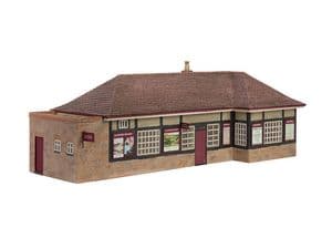 Scenecraft 44-1013A Rural Station - Maroon & Cream