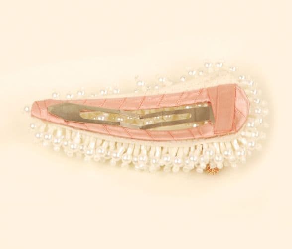 Butterfly hair slide with sparkling sequins. 
CL45