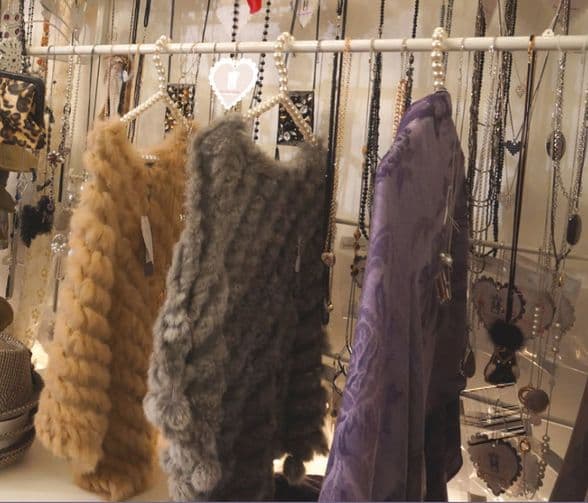 PIA ROSSSINI ALICE WRAP SILVER GREY
pia rossini clothing
ALICE WRAP SILVER GREY
Luxurious Warm Knitted Wrap with Feminine Fluted Edge Detail