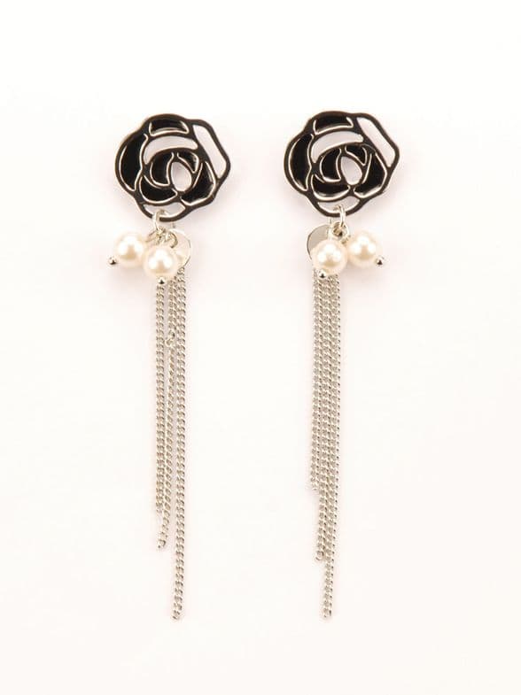 E110220
Contrasting black, silver and pearl flower stud earrings.